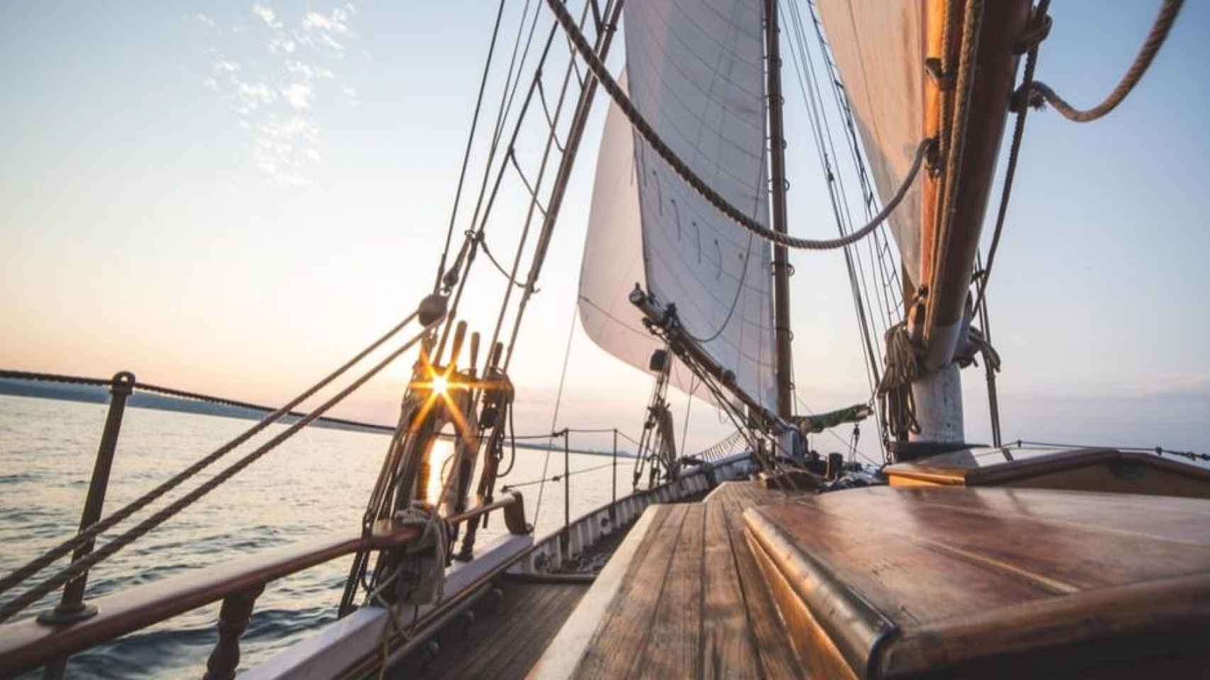 Velero navegando en el mar / UNSPLASH