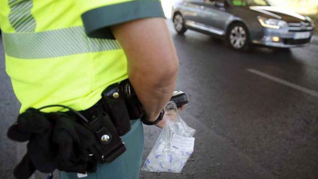 Un agente de la Guardia Civil en un control de alcohol y drogas / EFE