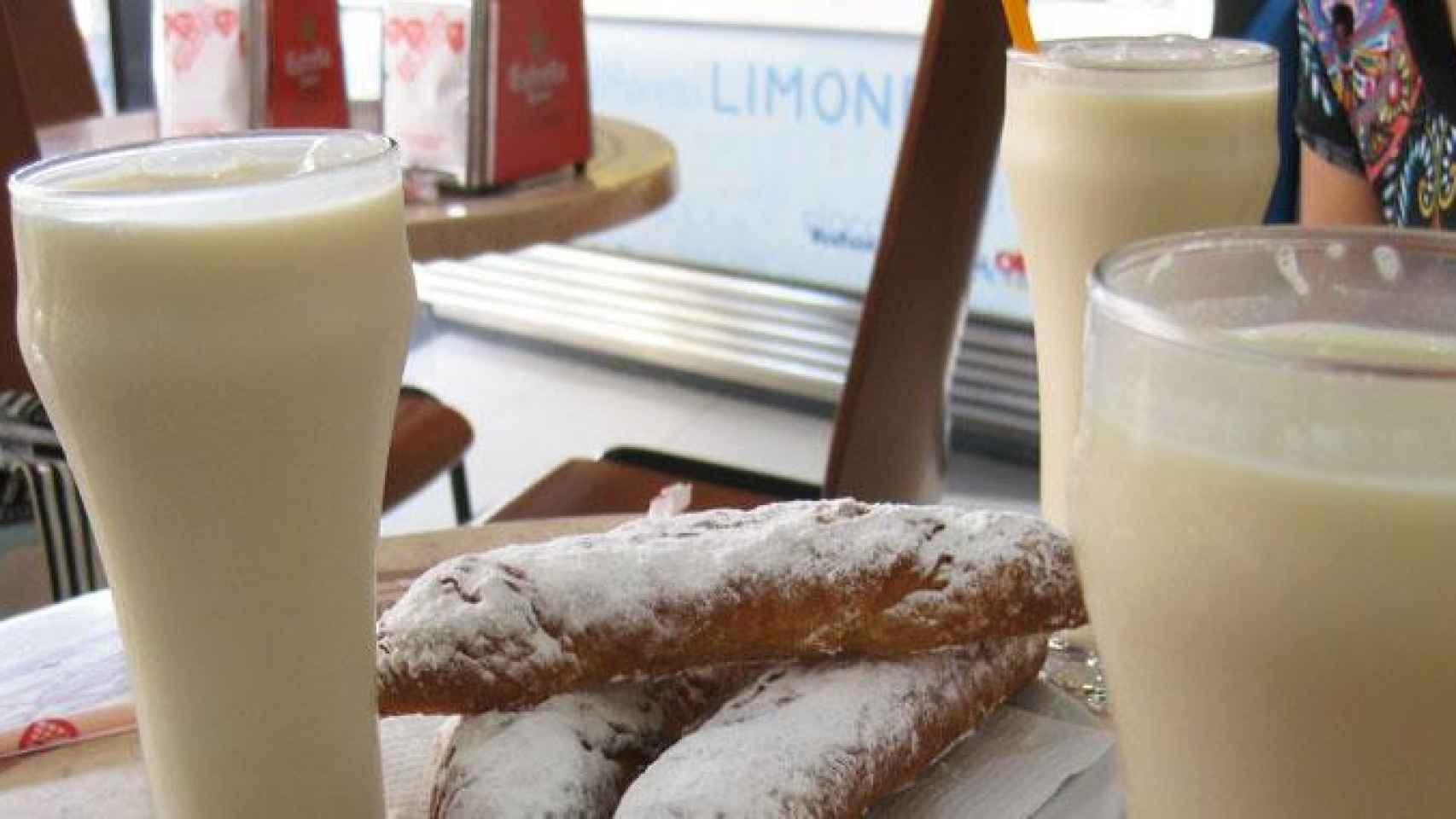 Horchata con 'fartons' en una imagen de archivo / EFE