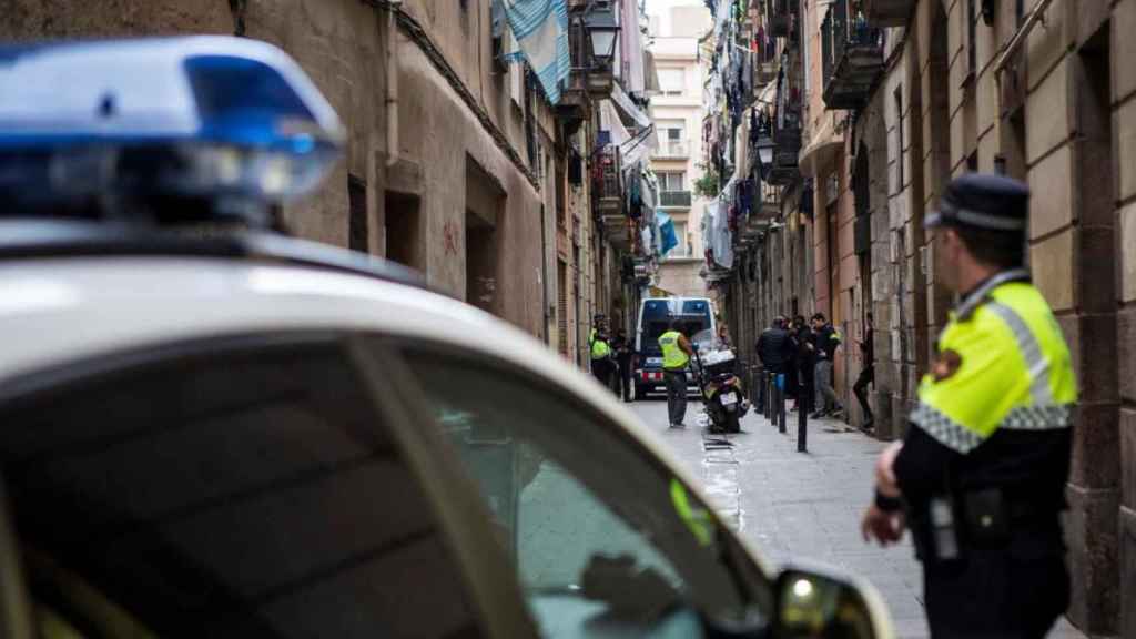 Agentes de los Mossos d'Esquadra durante un operativo contra un narcopiso del Raval, en una imagen de archivo / EFE