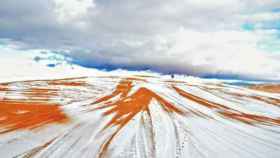 Una foto del desierto de El Sáhara cubierto de nieve / Twitter