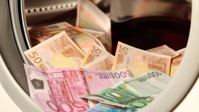 Dinero: billetes de euros 'lavados' en una lavadora, en un ejemplo de corrupción