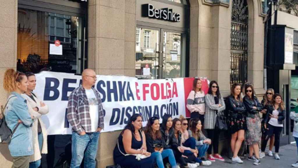 Trabajadoras de Bershka protestan ante una tienda de la compañía / EFE