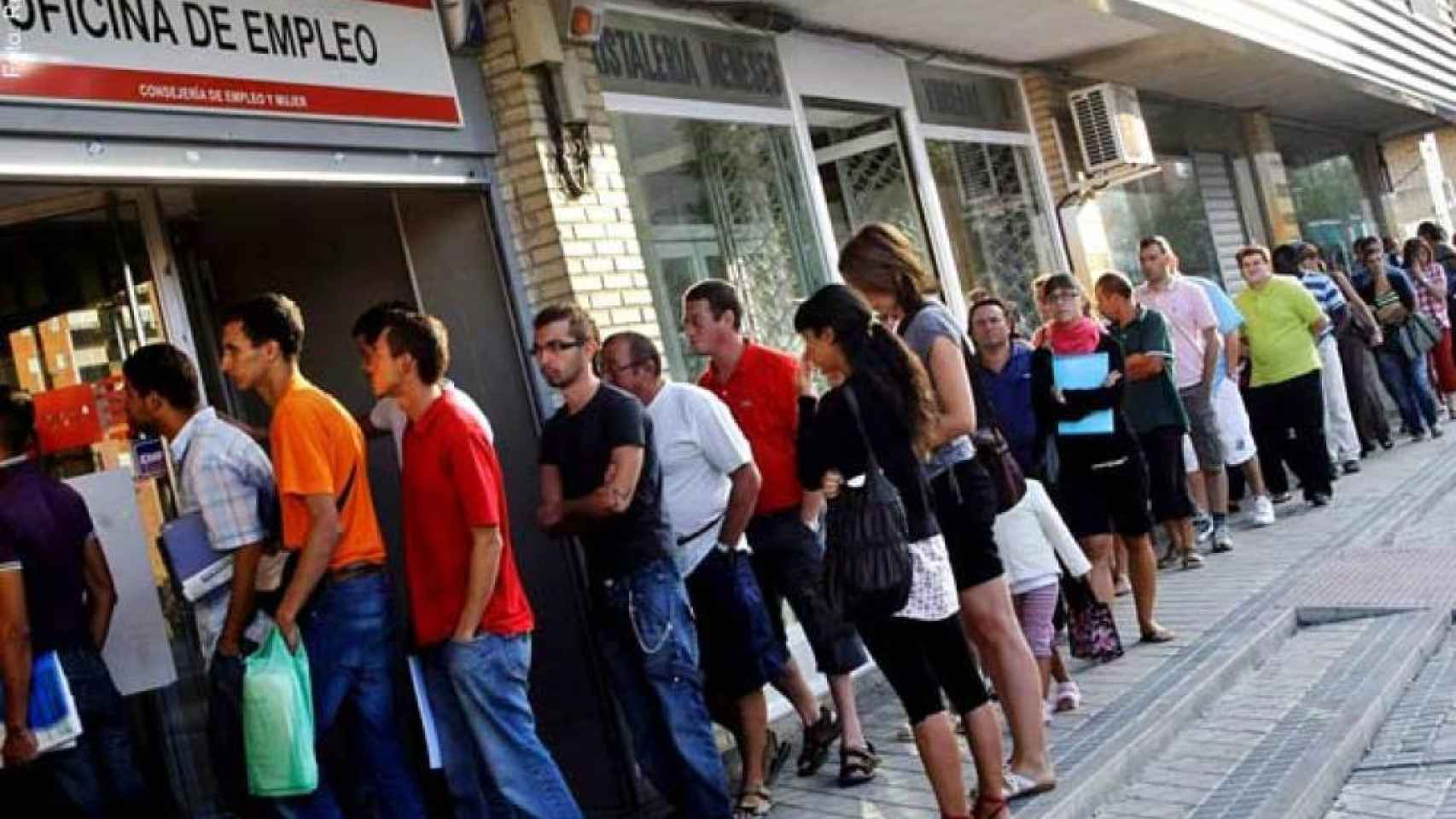 Muchos jóvenes hacen cola en una oficina del empleo / EFE