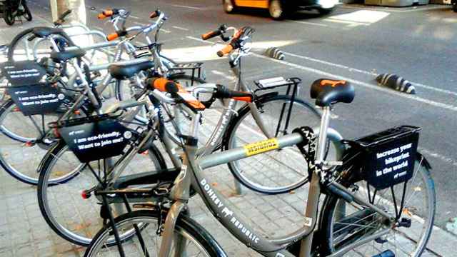 Las bicicletas de Donkey Republic ocupan los aparca-bicis municipales de las aceras de Barcelona / CG