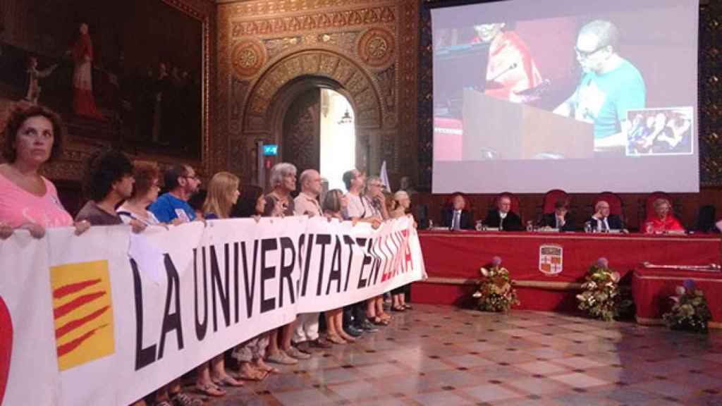 Representantes de CCOO y trabajadores de la UB al inicio del acto de inauguración del curso 2016/2017 presidido por Carles Puigdemont / CG