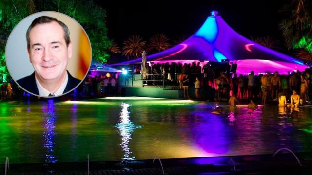 El ex alcalde de Sant Adrià Jesús Canga con una imagen de la discoteca Atlantida Beach Club de fondo