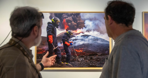 Dos personas observan las imágenes del fotógrafo Arturo Rodríguez en la exposición ‘El Pulso del Volcán’, en Espacio Cultural CajaCanaria / EUROPA PRESS