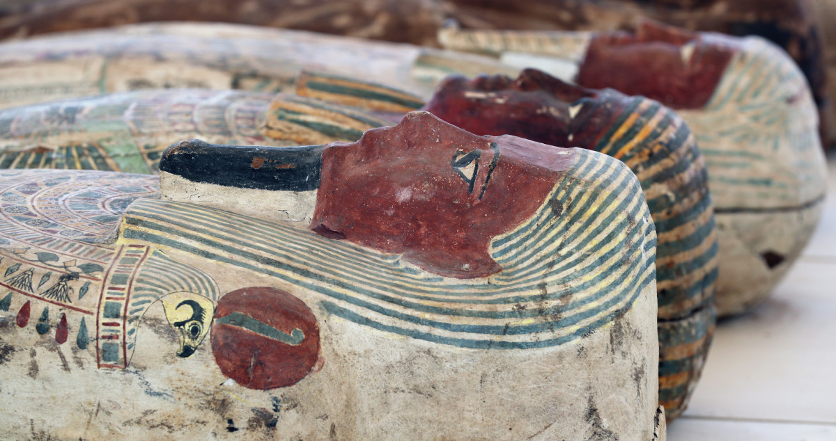 Sarcófagos presentados a los medios cerca del nuevo descubrimiento en la necrópolis de Saqqara en Giza, Egipto / EFE