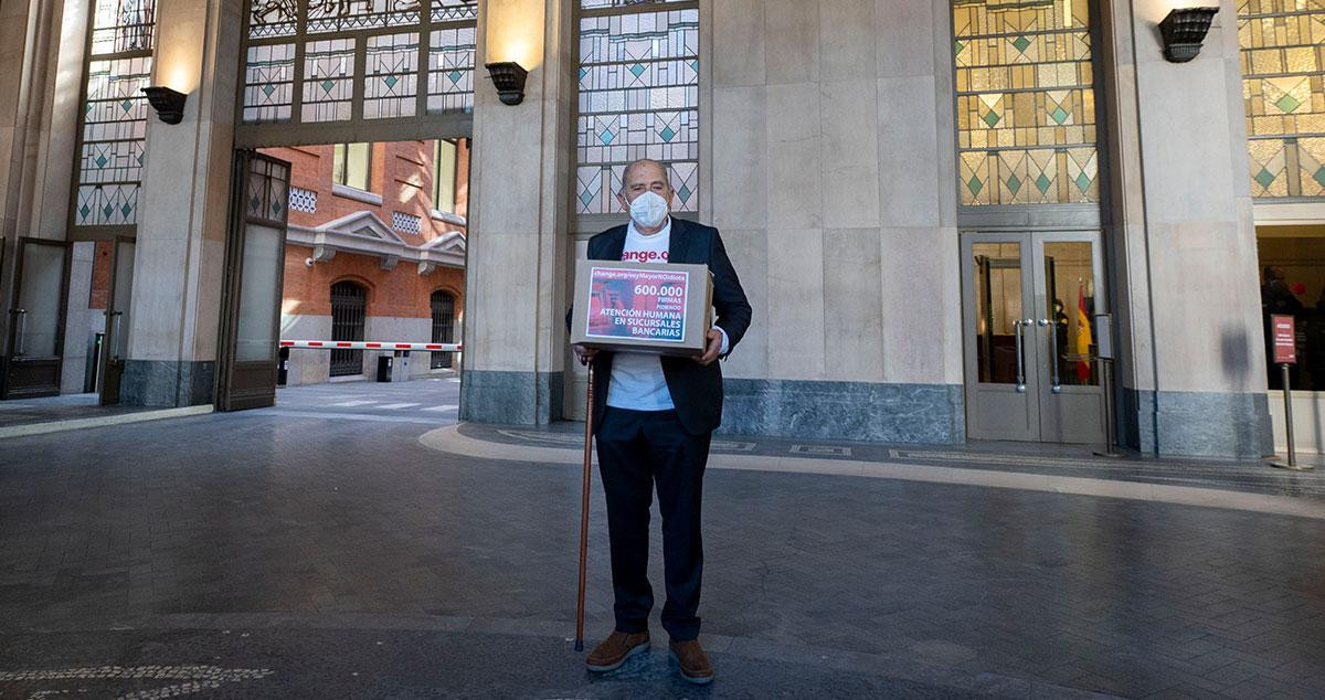 Carlos San Juan, el hombre de 78 años que ha recogido más de 600.000 firmas con su campaña 'Soy Mayor, No Idiota', a su llegada al Banco de España / Alberto Ortega (EP)