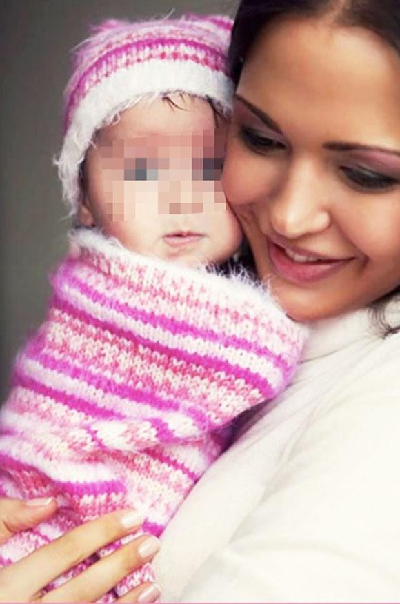 Alina, madre de Ariana, con su pequeña antes de ser sustraída por su padre / CG