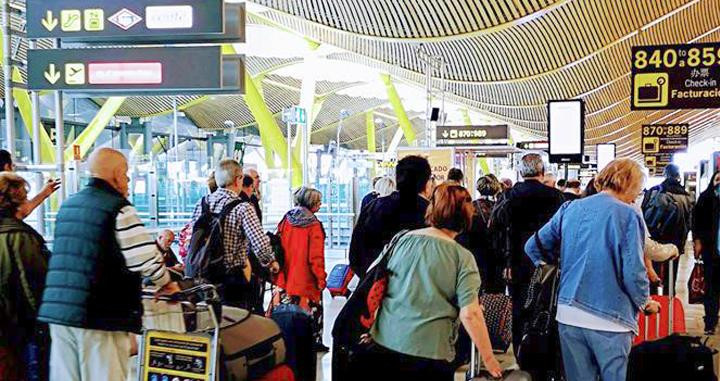 Varios jubilados en un aeropuerto para empezar un viaje de la Imserso organizado por Mundiplan / FACEBOOK