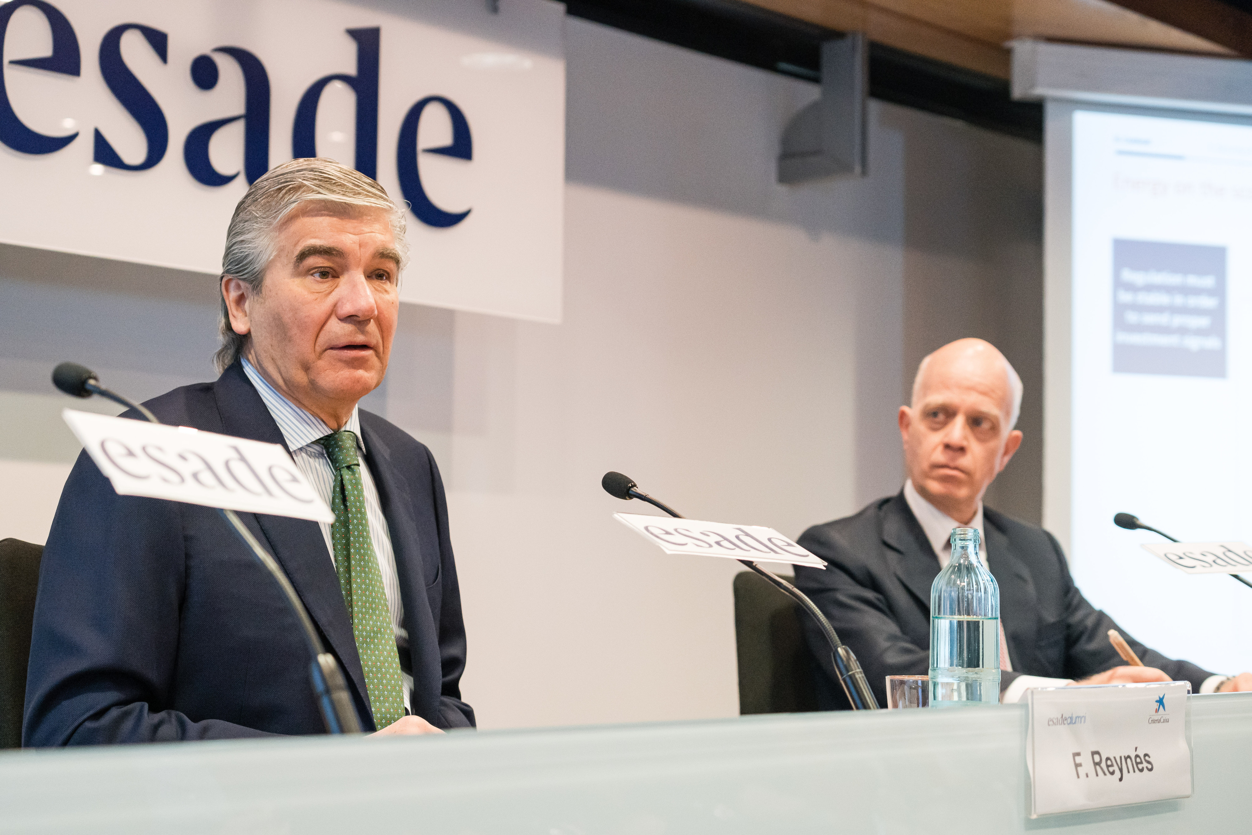 El presidente de Naturgy, Francisco Reynés (izq.), junto al director de Esade Madrid, Mario Lara / EP