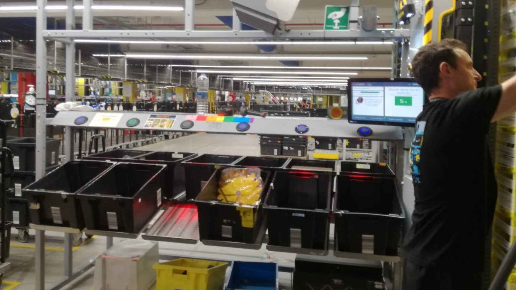 Un operario en el BCN1, el 'hub' de Amazon en El Prat de Llobregat / CG (Aleix Mercader)