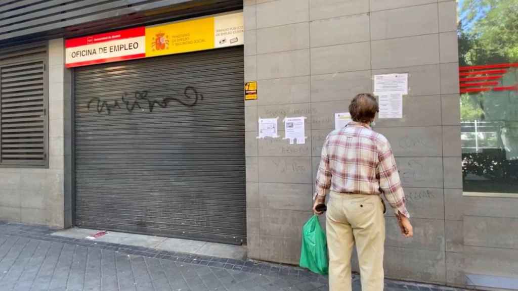 Una persona observa la información en una oficina del SEPE cerrada / EP