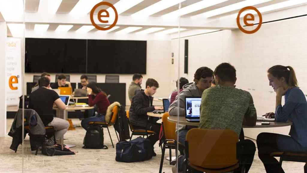 Varios alumnos en la escuela de negocios Eada / EBS