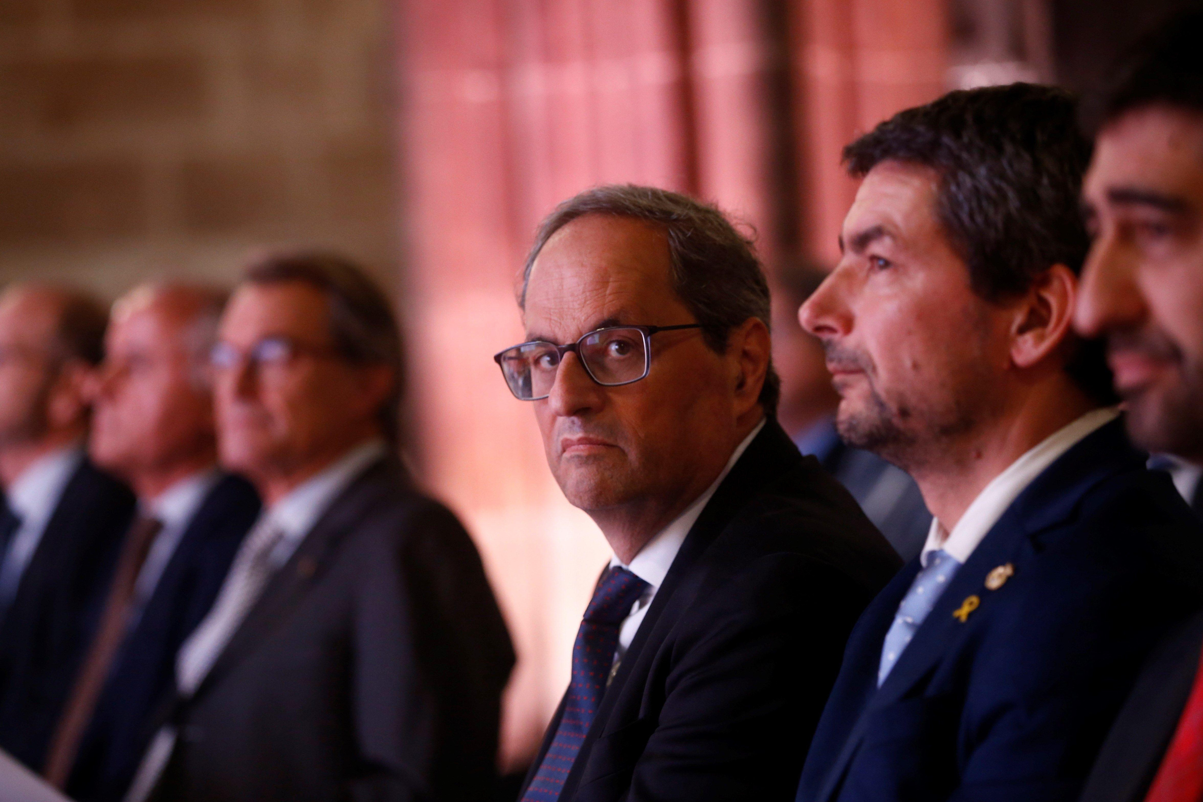 El presidente de la Generalitat, Quim Torra (c), junto al expresidente Artur Mas (i) y el presidente de la Cámara de Comercio de Barcelona, Joan Canadell (d) / EFE