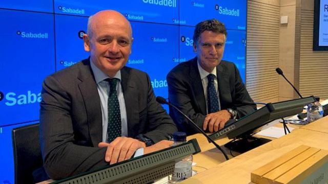 Jaume Guardiola (d), consejero delegado de Banco Sabadell, junto al director financiero de la entidad, Tomás Varela (i) / CG