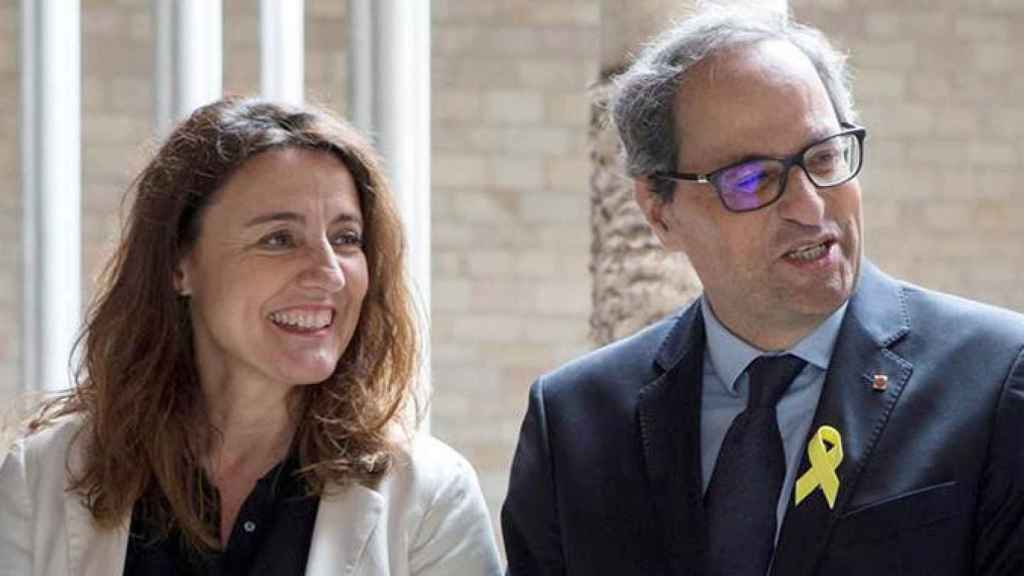 El presidente de la Generalitat, Quim Torra (d), posa junto a la presidenta de la Diputación de Barcelona, Mercè Conesa (i) / EFE