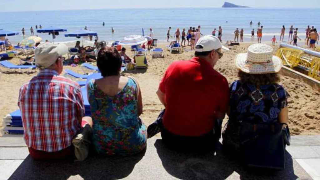 Imagen de archivo de unos pensionistas en la playa, cuyo poder adquisitivo baja por la subida de los precios en 2017 / EFE