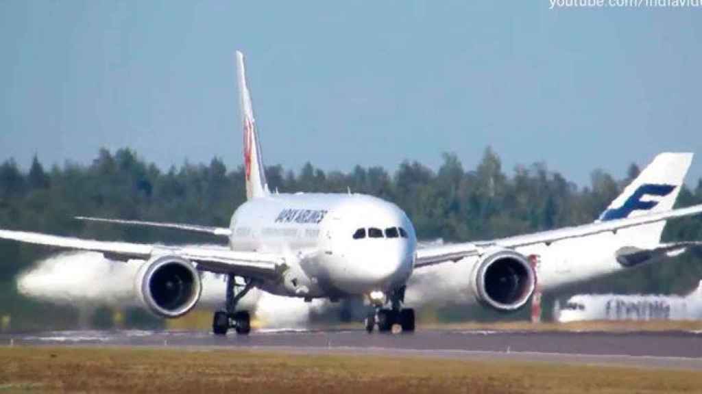 Una aeronave de Japan Airlines (JAL), tocando pista en plena operación / CG