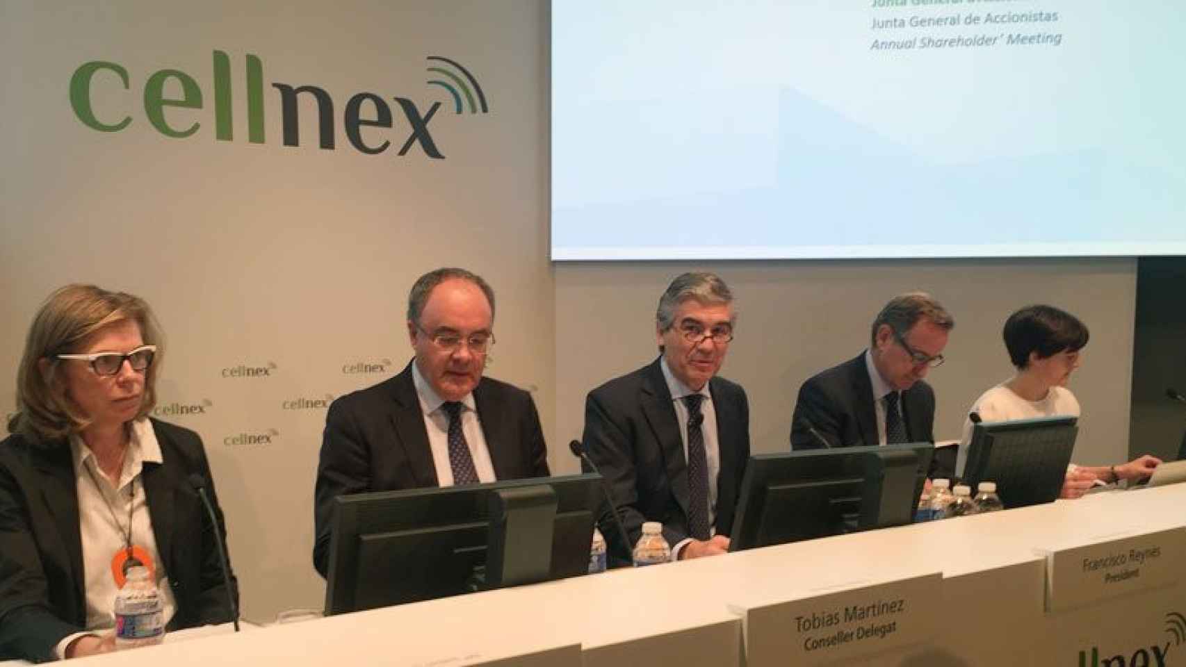 Francisco Reynés (centro) y Tobías Martínez (segundo izquierda) en la primera junta de accionistas de Cellnex.