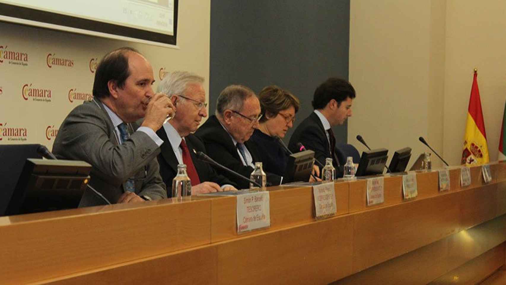 La junta directiva de la Cámara de España con su presidente, José Luis Bonet, en el centro durante la reunión de esta mañana.