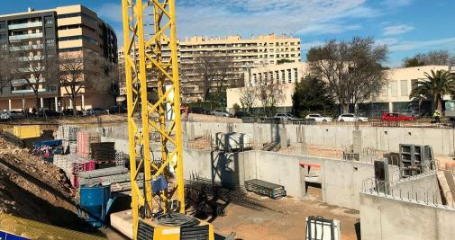 Un edificio en construcción / EP