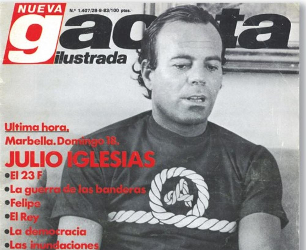 Julio Iglesias en una portada de los 80 con una camiseta Amarras