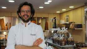 El campeón de la Copa Mundial de Pastelería en 2011, Jordi Bordas, en su establecimiento en Viladecans / CARLOS MANZANO