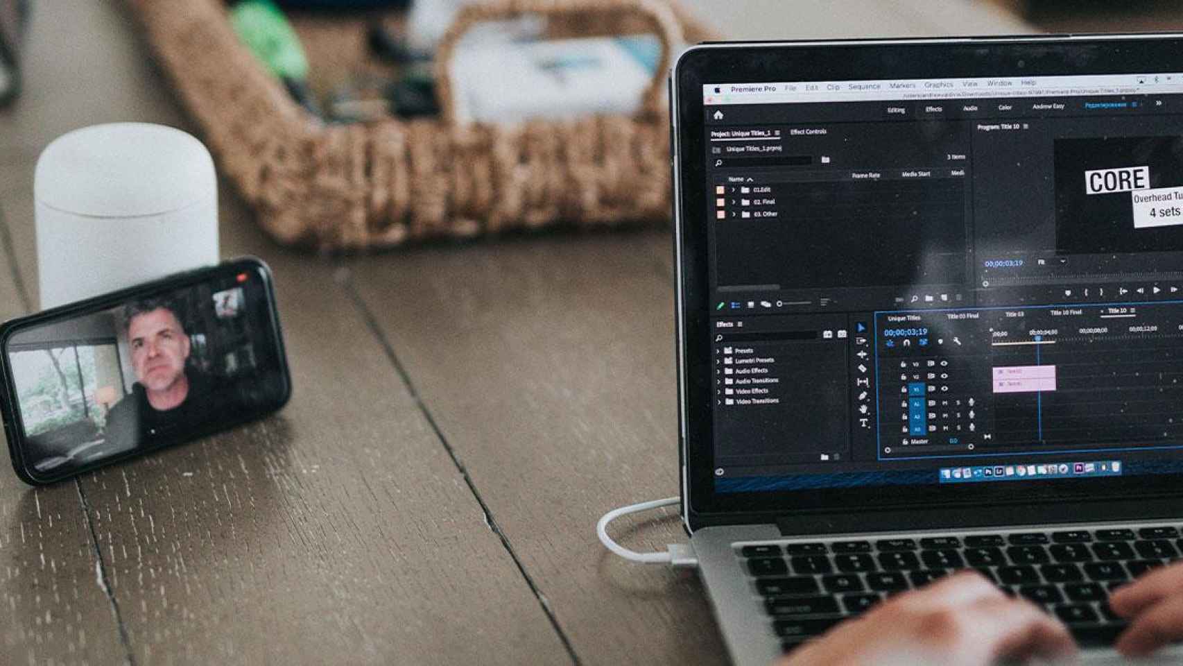 Un usuario haciendo una videoconferencia y editando vídeo en streaming / UNSPLASH - NATHAN DUMLAO