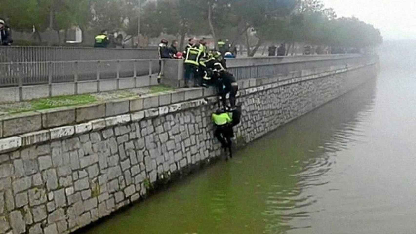 Agentes de policía rescatan el cuerpo de Jimmy