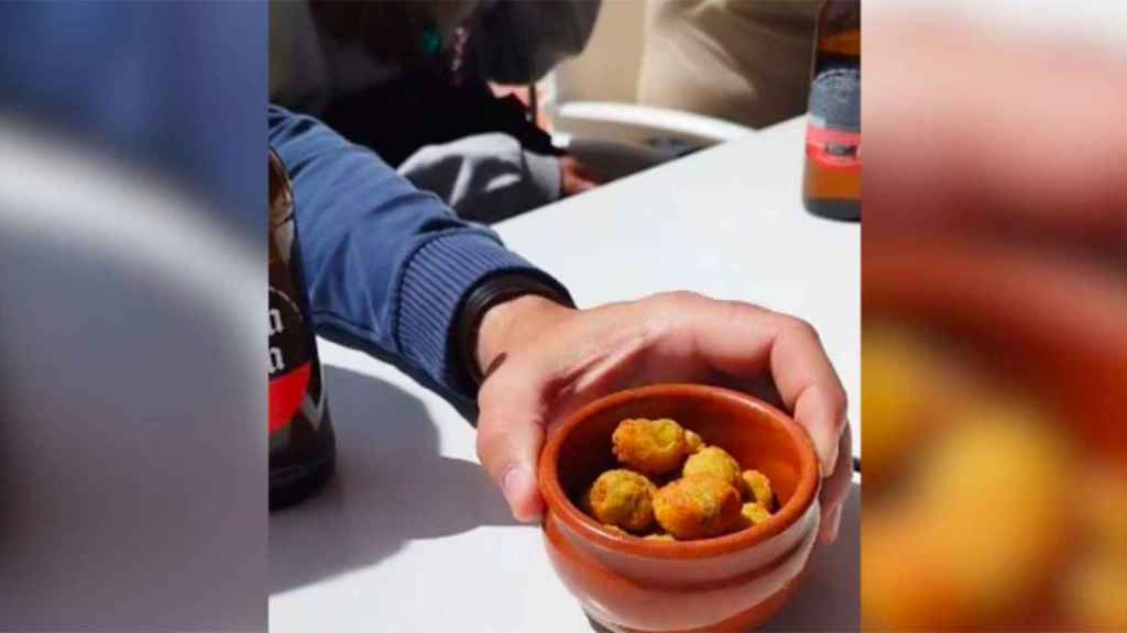 Turistas sorprendidos con un tapa de aceitunas fritas / TIKTOK