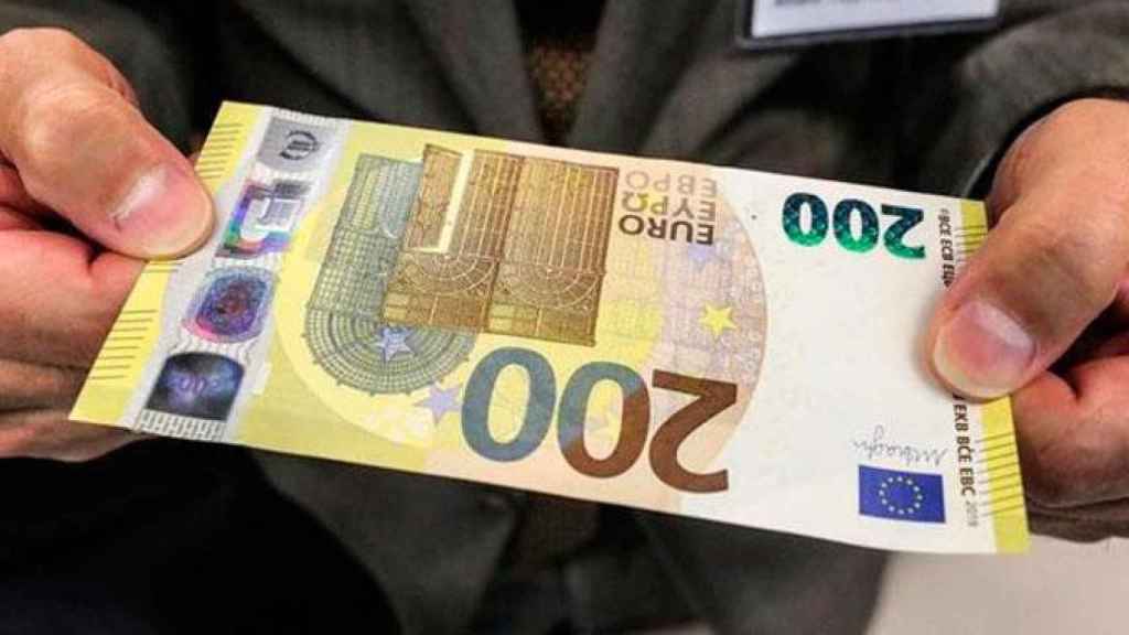 Uno de los nuevos billetes de 200 euros, que entrarán en circulación en mayo de 2019 / EFE