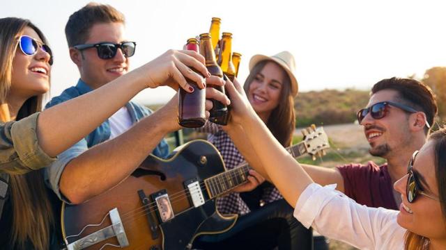 Un grupo de amigos brindando con cerveza / SHUTTERSTOCK - RUMBO