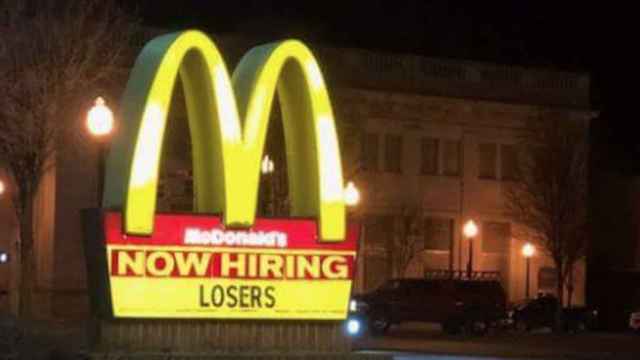 Una foto del polémico cartel de McDonalds