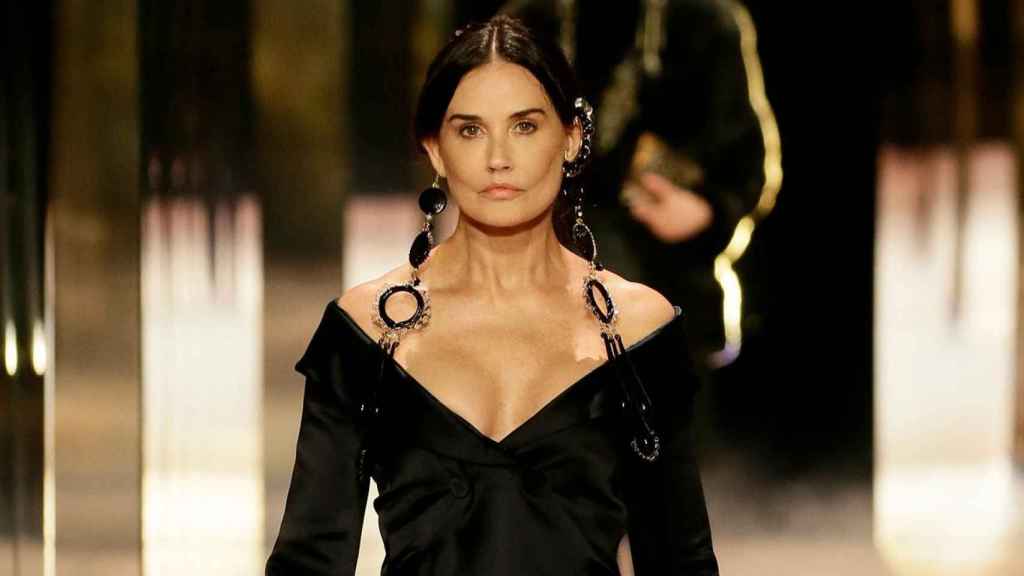 La actriz estadounidense, Demi Moore, en el desfile de Fendi en la Semana de la Moda de París / TWITTER