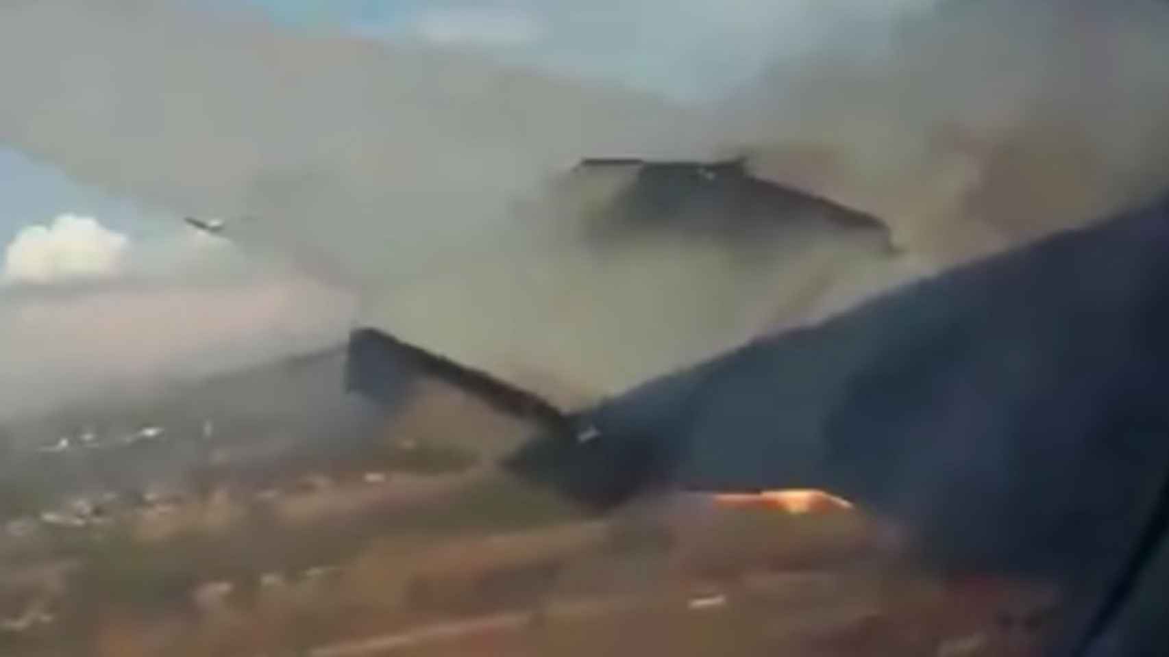 Una foto del motor incendiado del avión