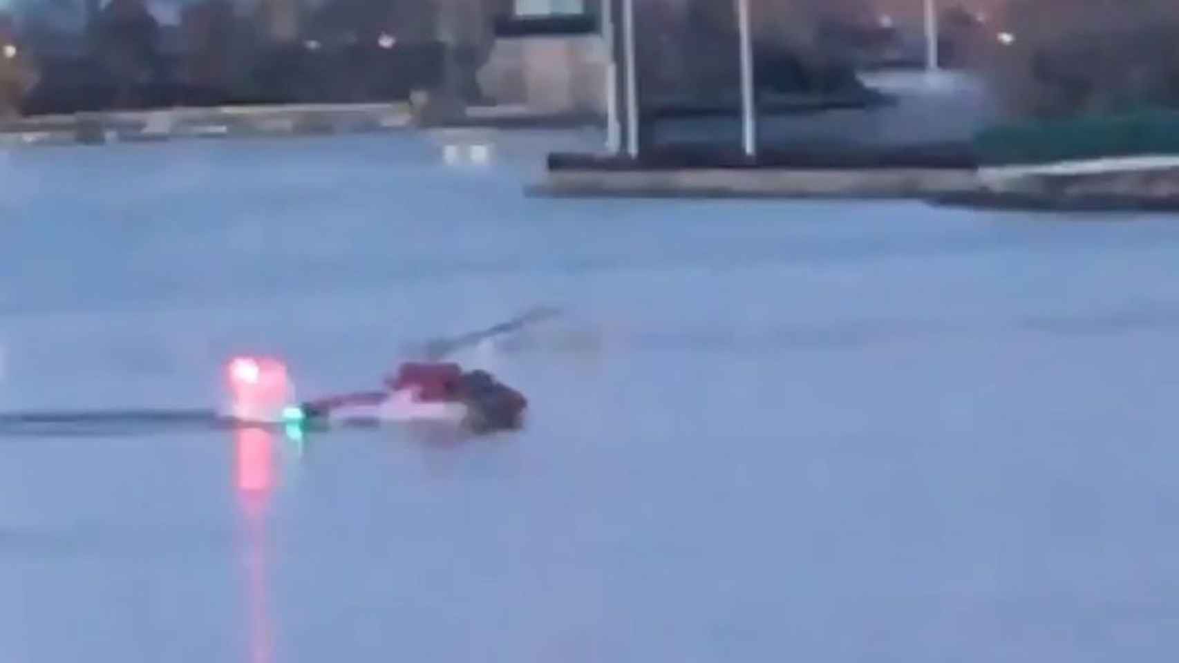 El momento en que el helicóptero se estrella en el East River de Manhattan, Nueva York