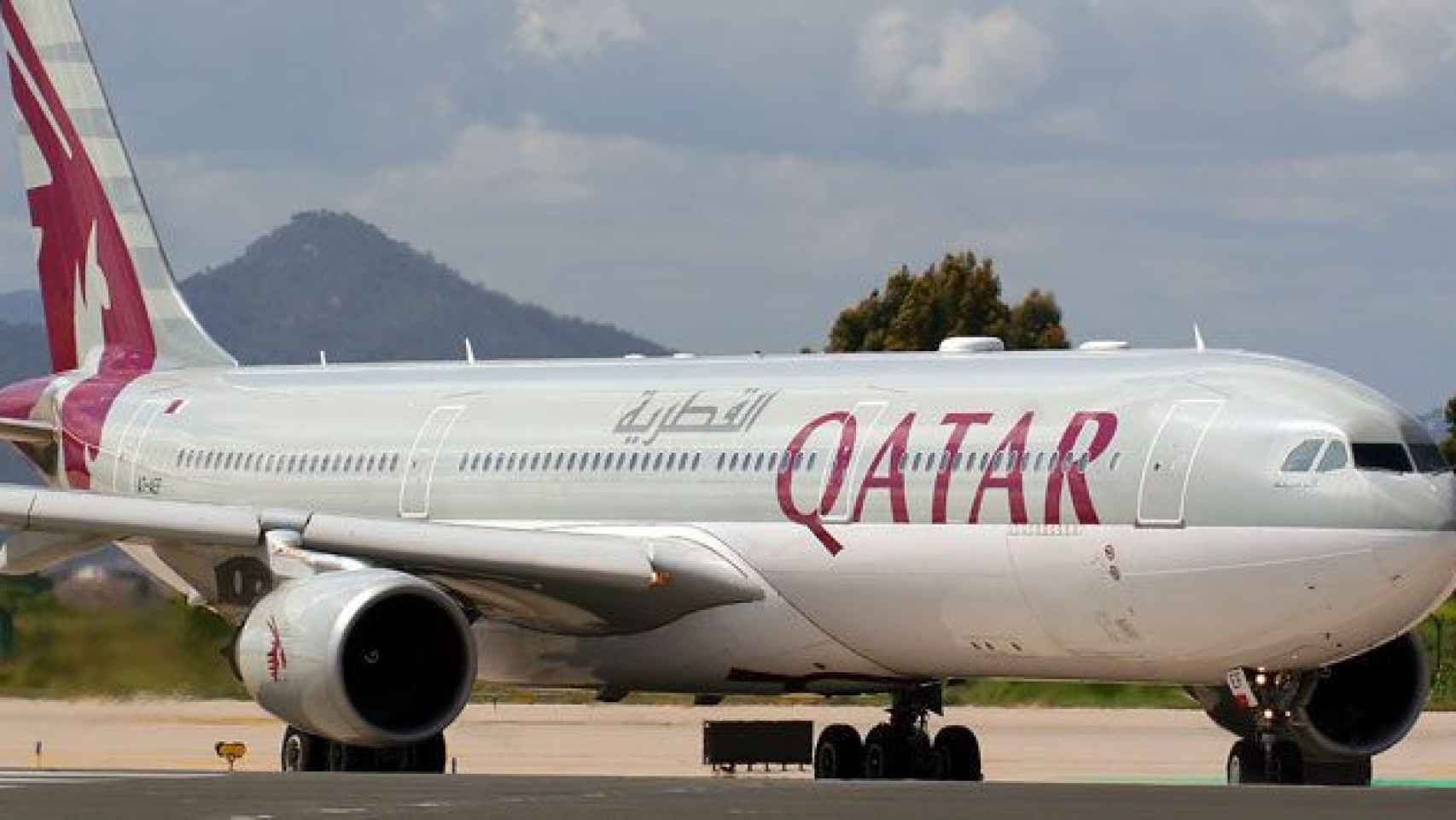 Un avión tipo Airbus A330 de Qatar Airways en el aeropuerto de El Prat de Barcelona / CG