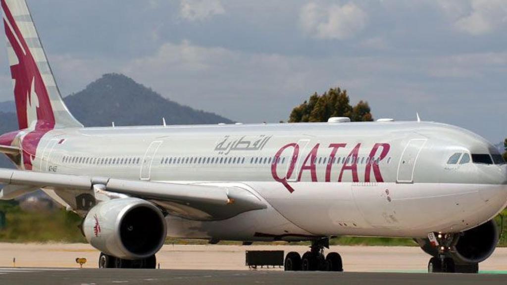 Un avión tipo Airbus A330 de Qatar Airways en el aeropuerto de El Prat de Barcelona / CG