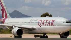 Un avión tipo Airbus A330 de Qatar Airways en el aeropuerto de El Prat de Barcelona / CG