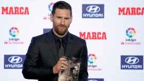 El delantero argentino del FC Barcelona, Leo Messi, tras recibir el trofeo Alfredo Di Stéfano al mejor jugador del año, durante la gala de entrega de los Premios de Fútbol 2017-18 que organiza el diario 'Marca' / EFE