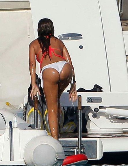 Antonella Roccuzzo luce un bonito bikini tanga fucsia por arriba y blanco debajo