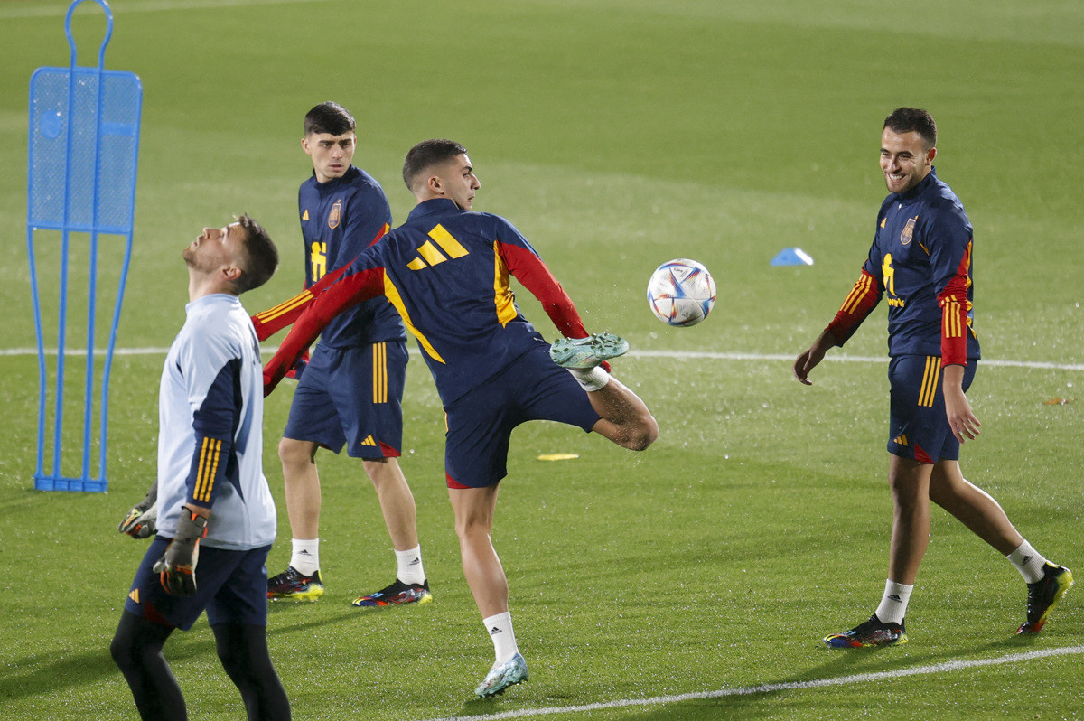 Pedri, Eric García y Ferran Torres, durante un entrenamiento con la Selección / EFE