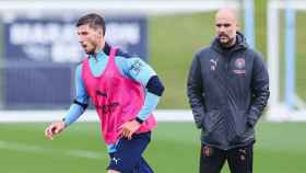 Guardiola y Ruben Dias, en un entrenamiento con el City / EFE