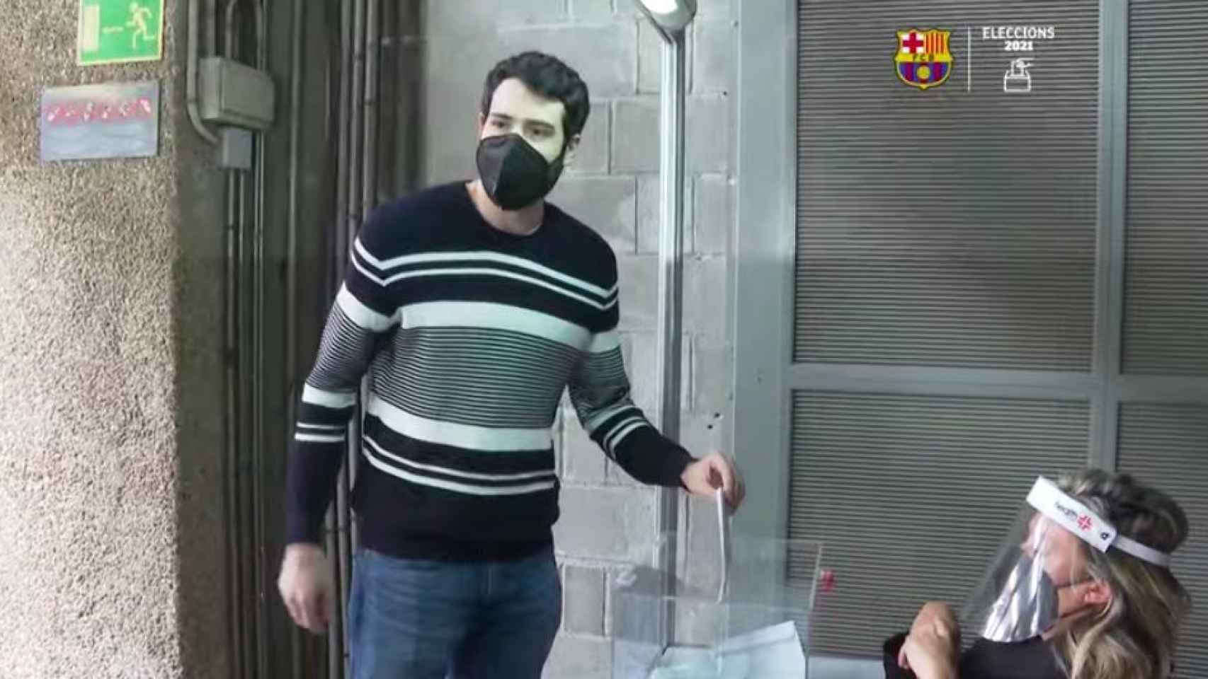 Álex Abrines ejerciendo su derecho a voto en el Camp Nou / FCB