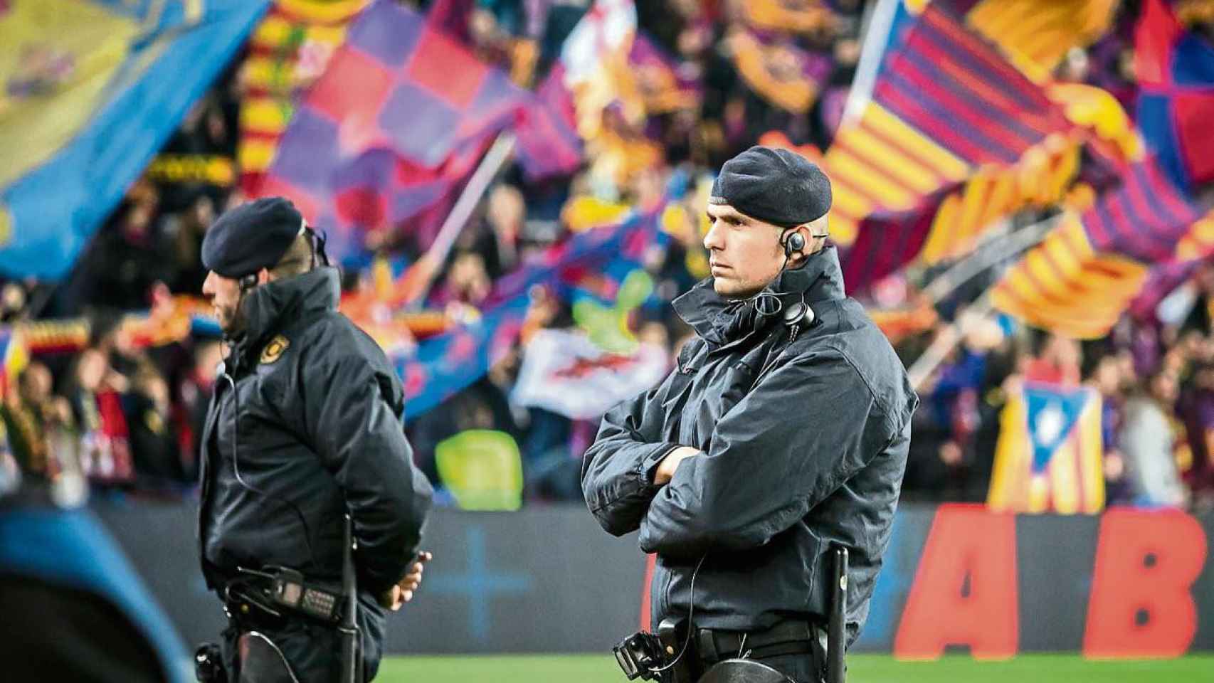 Mossos en el Camp Nou en una imagen de archivo / EFE