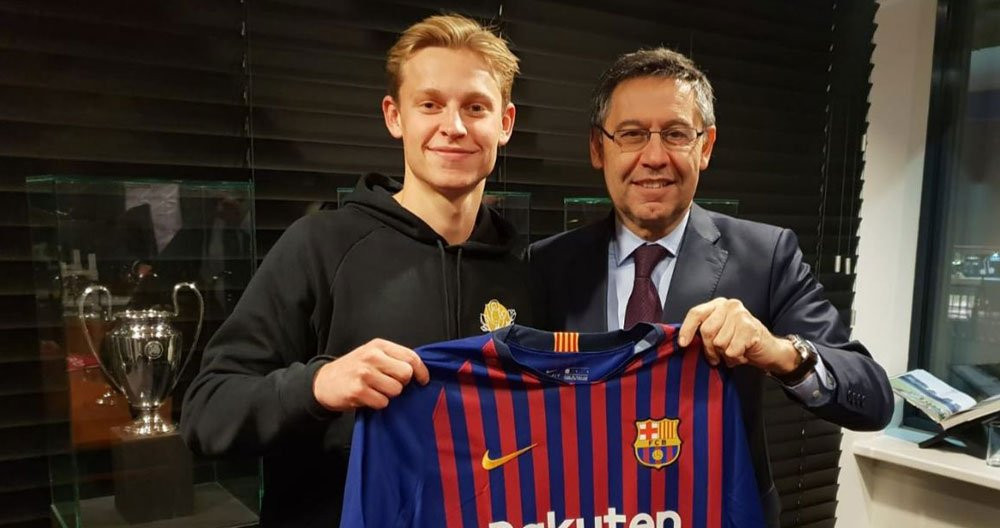 Frenkie de Jong posa junto a Josep Maria Bartomeu tras cerrar su fichaje por el Barça / JM BARTOMEU