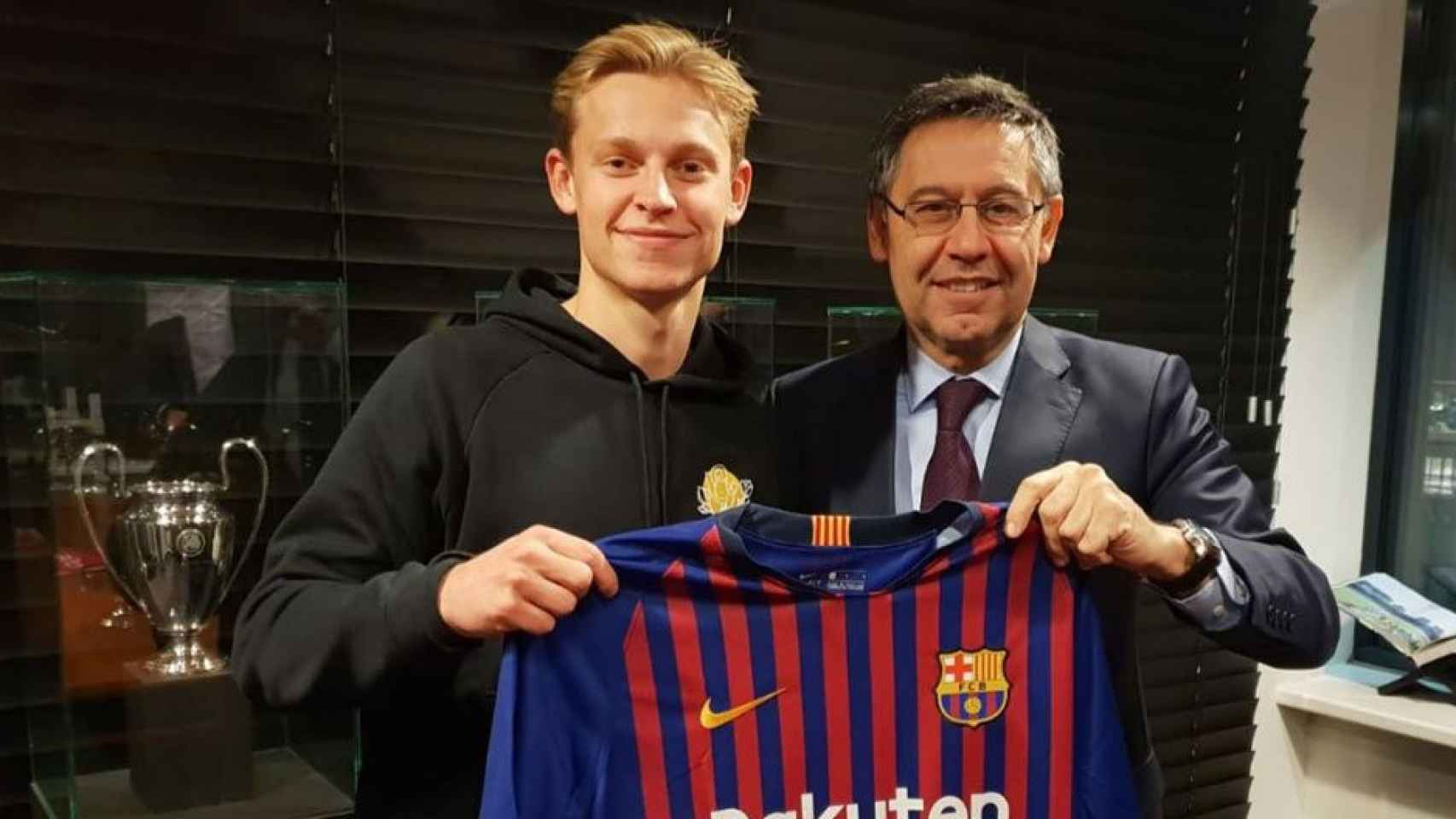 Frenkie de Jong posa junto a Josep Maria Bartomeu tras cerrar su fichaje por el Barça / JM BARTOMEU